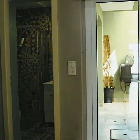 En-suite Bedroom And Garage In Center Guest house Porto
