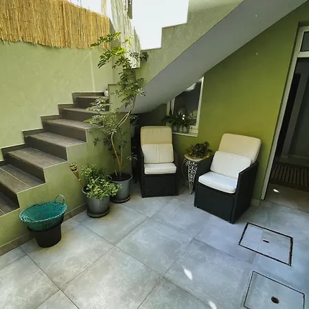 En-suite Bedroom And Garage In Center Guest house *